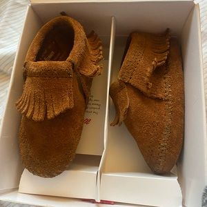 Minnetonka infant moccasins size 4